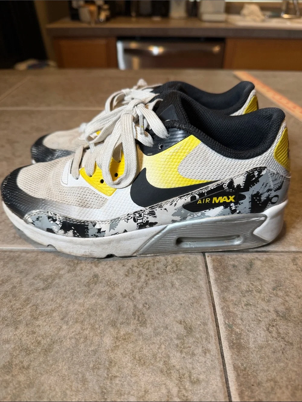 Nike Oregon ducks Kids Air Max Low Top Sneakers in White, Yellow & Black Sz 4Y